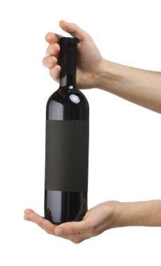 Beyaz arka planda lüks şarap şişesi tutan adam. Tasarım için model