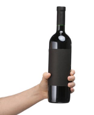 Beyaz arka planda lüks şarap şişesi tutan adam. Tasarım için model