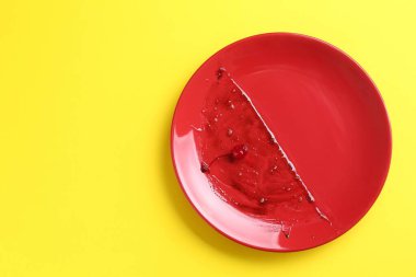 Sarı arka planda kirli bir tabak, üst manzara.