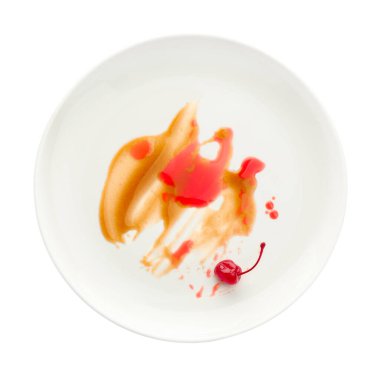 Kirli bir tabak beyaz, üstten görünüyor.