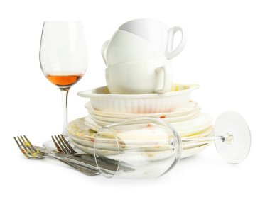 Kirli tabaklar, bardaklar ve çatal bıçak takımı beyaza izole edilmiş.