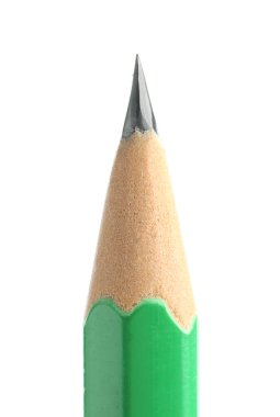 Beyaza izole edilmiş keskin bir grafit kalem.