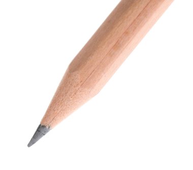 Beyaza izole edilmiş keskin bir grafit kalem.