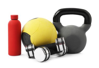 Kettlebell, egzersiz topu, su şişesi ve halterler beyaza izole edilmiş.
