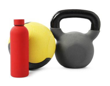 Kettlebell, egzersiz topu ve su şişesi beyaza izole edilmiş.