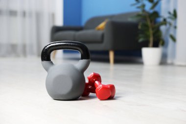 Kettlebell ve dambıllar evde yerde. Metin için boşluk