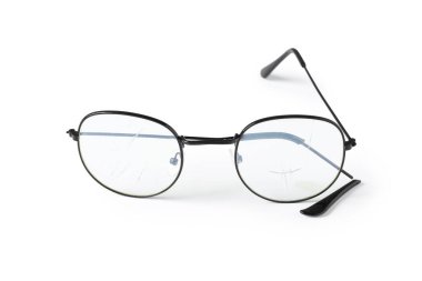 Kırık mercekli gözlük ve beyaza izole edilmiş tapınak