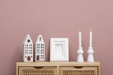 Mumları yanan şamdanlar ve ahşap dolapta, açık kahverengi duvarın yanında, metin için yer var.