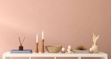 Mumları yanan şamdanlar ve beyaz ahşap masa üzerinde diğer dekorlar açık kahverengi duvarın içinde, metin için boşluk