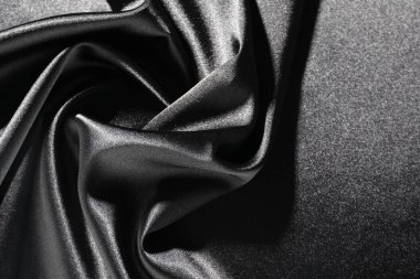 Arkaplan olarak siyah buruşuk ipek kumaş, üst görünüm