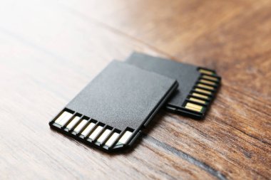 Tahta masada iki SD hafıza kartı, yakın plan.