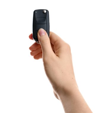 Beyaz arka planda araba anahtarı olan kadın, yakın plan.