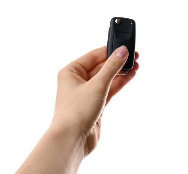 Beyaz arka planda araba anahtarı olan kadın, yakın plan.