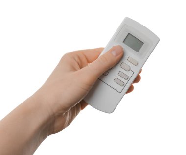 Beyaz arka planda klimalı uzaktan kumandalı kadın, yakın plan.