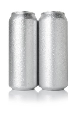 Beyaz teneke üzerinde iki ıslak teneke kutu