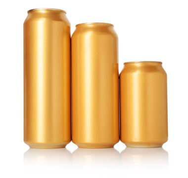 Birçok boş teneke kutu beyaza izole edilmiş.