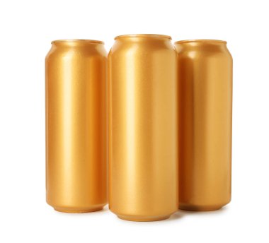 Birçok boş teneke kutu beyaza izole edilmiş.