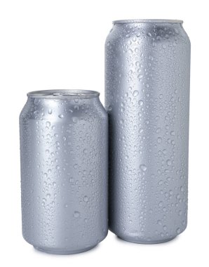 Beyaz teneke üzerinde iki ıslak teneke kutu