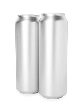 İki boş teneke kutu beyaza izole edilmiş.