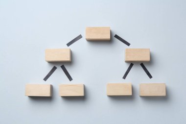 Açık gri arka planda tahta bloklardan yapılmış aile ağacı, üst görünüm