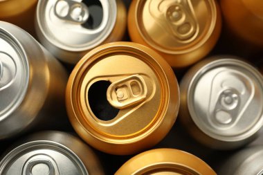 Arka plan olarak birçok farklı teneke kutu, üst görünüm