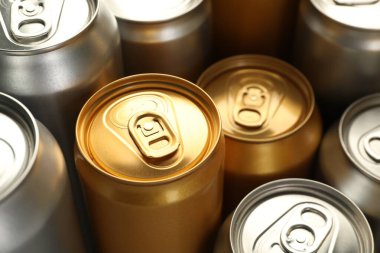 Arka plan olarak pek çok farklı teneke kutu, yakın plan