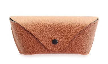 Beyaza izole edilmiş deri bir gözlük.