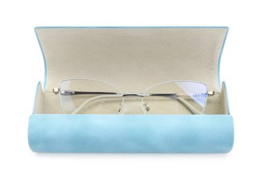 Beyaz gözlüklü, şık bir çanta.