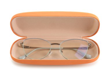 Beyaz gözlüklü, şık bir çanta.