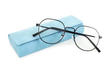 Beyaz gözlüklü, şık bir çanta.