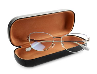 Beyaz gözlüklü, şık bir çanta.