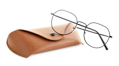 Beyaz gözlüklü, şık bir çanta.