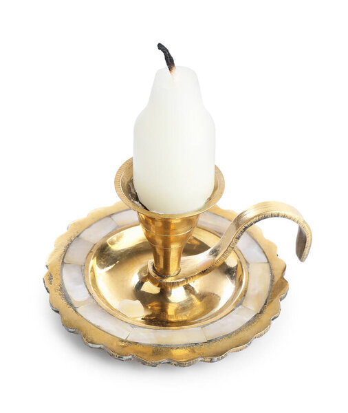 Парафиновая свеча в подсвечнике изолирована на белом