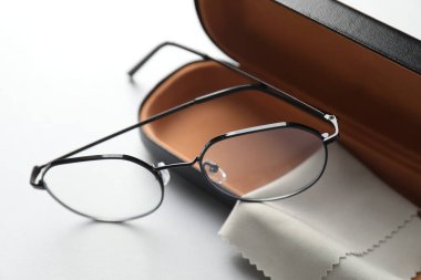 Şık gözlüklü çanta ve arka planda temizlik bezi, yakın plan.