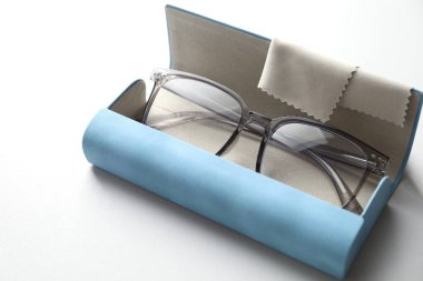 Şık gözlüklü çanta ve arka planda temizlik bezi, yakın plan.