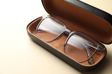 Bej arka planda şık gözlüklü çanta, yakın plan