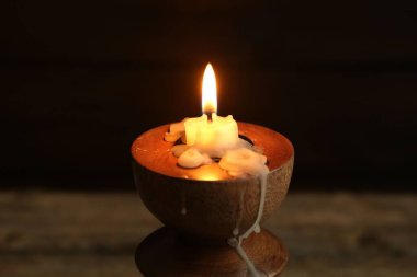 Mum ışığında yanan mum, masanın üstünde, yakın plan.