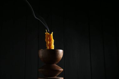 Ayna yüzeyinde yanan mum, düşük açılı görüş. Metin için boşluk