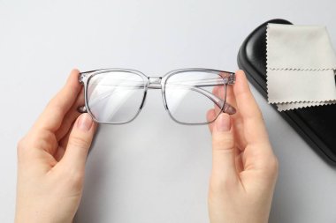 Gözlüklü ve çantalı kadın arka planda, yakın plan.