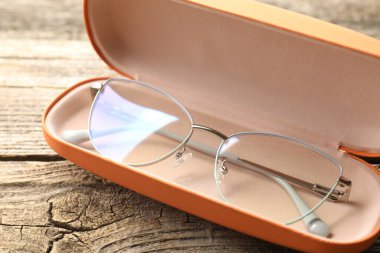 Şık gözlükler ahşap masada, yakın plan.