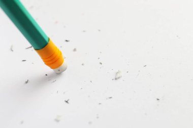 Beyaz kağıt üzerine silgi ile kalem kullanarak, yakın plan