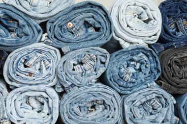 Arka plan olarak farklı modaya uygun kot pantolon, üst görünüm