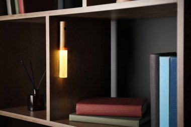 İçerideki rafta parlayan modern LED lamba. İç öge