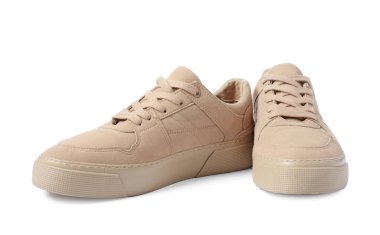 Beyaza izole edilmiş bir çift bej spor ayakkabı. Spor ayakkabılar.