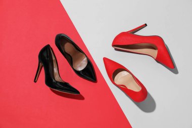 Renkli arka planda güzel yüksek topuklu ayakkabılar, düz yatış