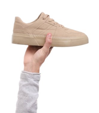 Beyaz arka planda şık spor ayakkabılı adam, yakın plan.