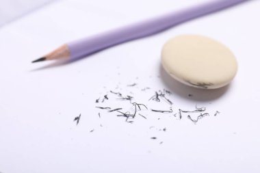 Silgi, kalem ve kırıntılar defterde, yakın plan