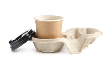 Karton tutacaktaki kağıt kahve fincanı beyaza izole edilmiş.