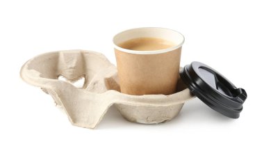 Karton tutacaktaki kağıt kahve fincanı beyaza izole edilmiş.