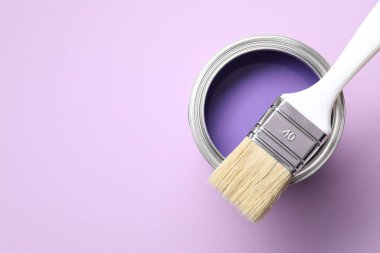 Menekşe arka planda parlak boya ve fırça kutusu, üst manzara. Metin için boşluk